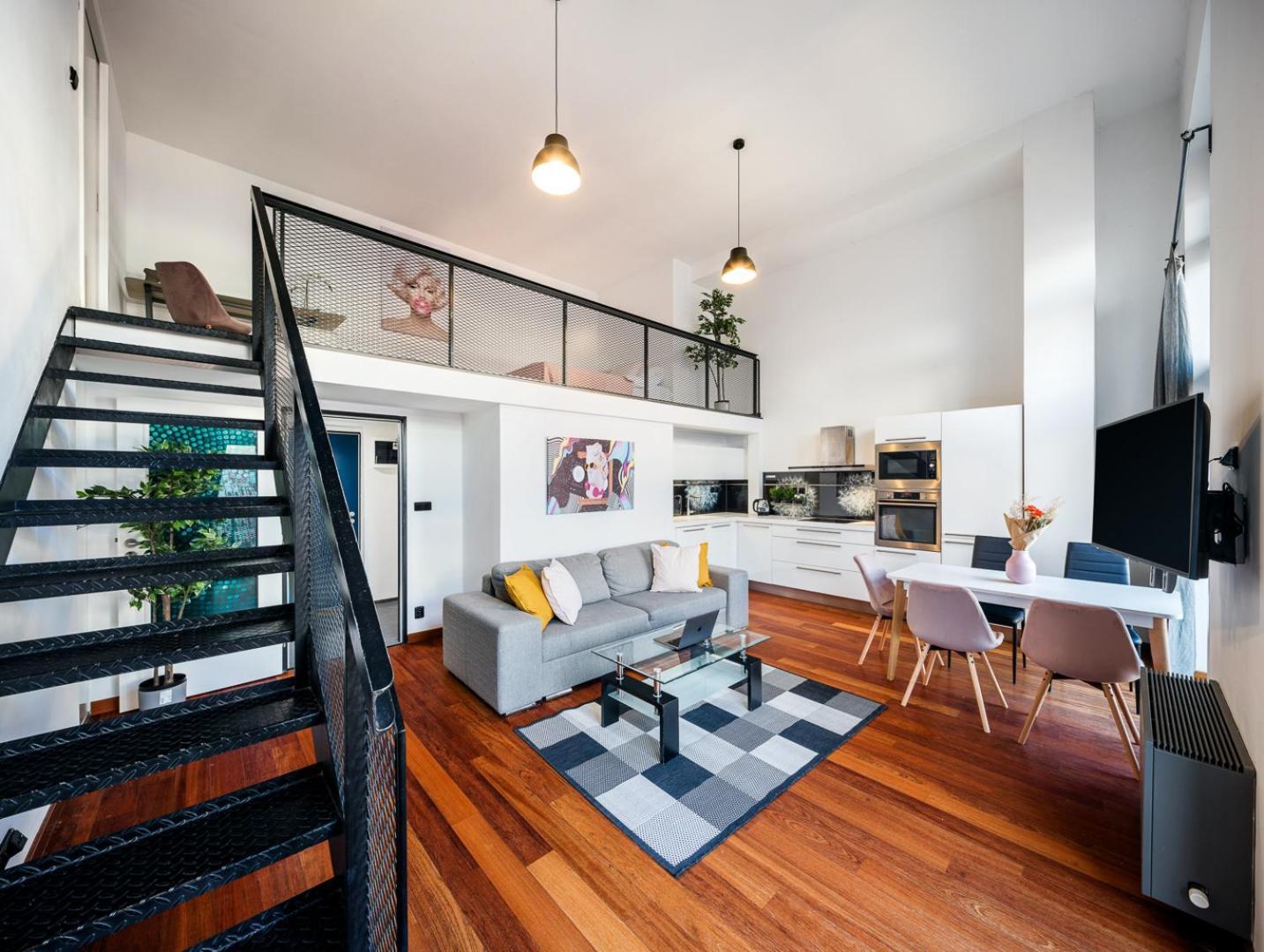 Appartement 2-level On Krizikova Near The Metro *