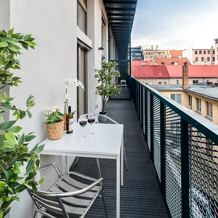 2-Level Apartments On Krizikova Near The Metro Prague Exterior photo